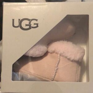 UGG Kids Gojee Seashell cozy Pink Suede Infant shoes size 2-3 (Small) 6-12months